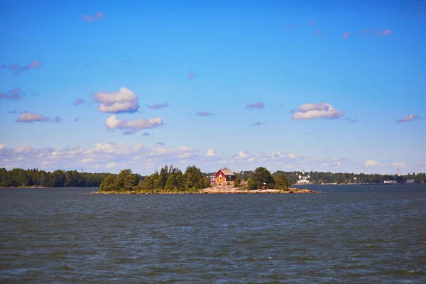 Helsinki yakınlarındaki Finlandiya körfezinde küçük bir ada — Stok fotoğraf