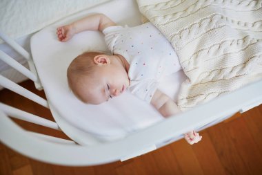 Ebeveyn yatağına bağlı uyuyan bebek yatağı