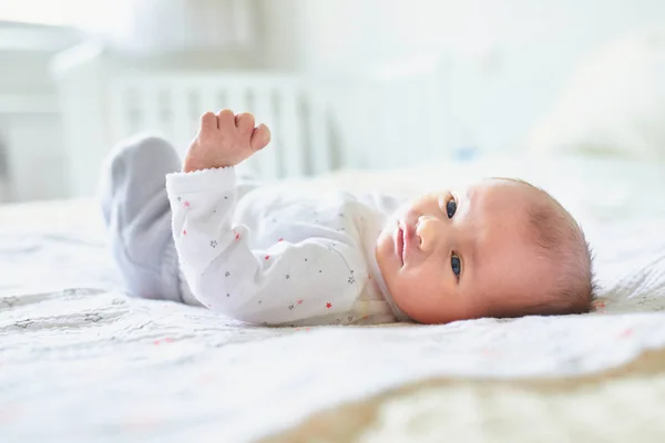 Nyfödd baby flicka hemma — Stockfoto