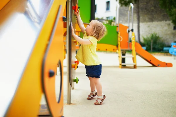 Adorável menina criança perto de slide playground — Fotografia de Stock