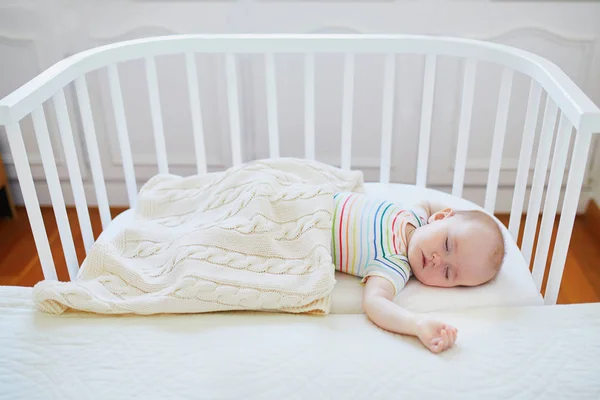 Dítě spící ve společné postýlce připevněné k posteli rodičů — Stock fotografie