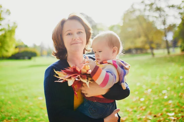 Woman and baby girl outdoors in park — Stock Photo, Image