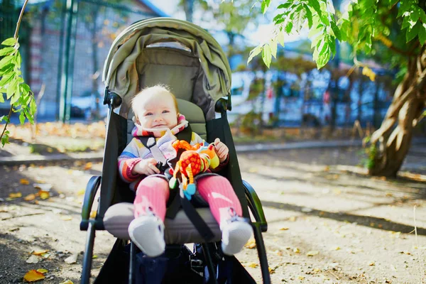 parlak şık kıyafetler bir sonbahar gününde açık havada oturan kız