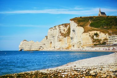 Etretat, Fransa'nın beyaz tebeşir kayalıkları ve doğal kemerlerinin pitoresk manzarası