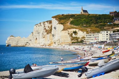 Etretat, Fransa - 22 Temmuz 2019: Fransa'da Normandiya'nın Seine-Maritime departmanı etretat'ın beyaz tebeşir kayalıkları ve doğal kemerlerinin panoramik manzarası