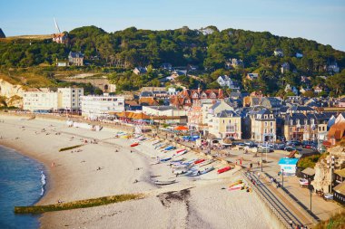 Etretat, Fransa - 22 Temmuz 2019: Etretat, Fransa'nın pitoresk panoramik manzara güzel köyü
