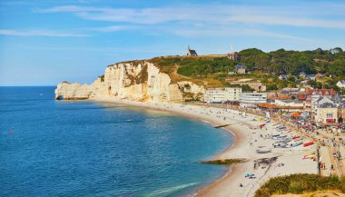Beyaz tebeşir kayalıkları ve Etretat doğal kemerleri pitoresk panoramik manzara