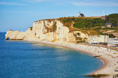 Beyaz tebeşir kayalıkları ve Etretat doğal kemerleri pitoresk panoramik manzara