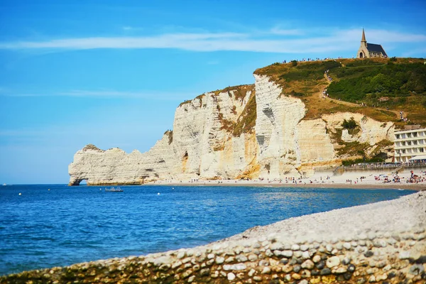 Pintoresco paisaje de acantilados de tiza blanca y arcos naturales de Etretat, Francia —  Fotos de Stock