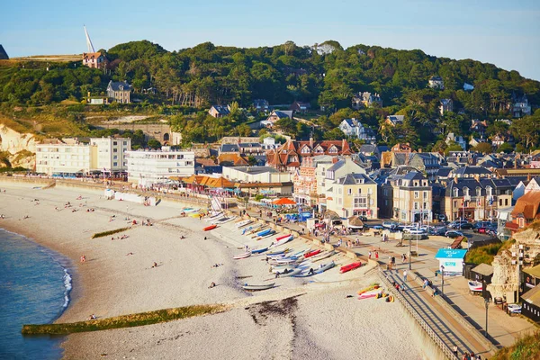 ETRETAT, FRANCIA - 22 de julio de 2019: Pintoresco paisaje panorámico hermoso pueblo de Etretat, Francia —  Fotos de Stock