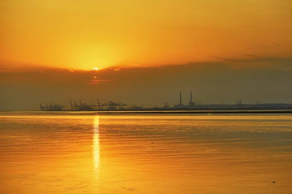 Sunset over the Seine estuary near Le Havre in Normandy, Northern France — Stock Photo, Image