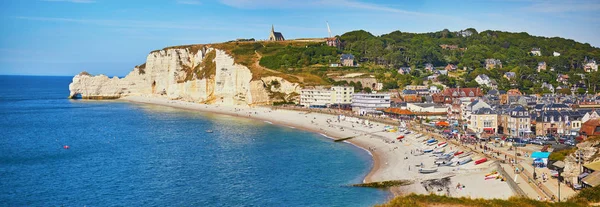 Picturesque panoramic landscape of white chalk cliffs and natural arches of Etretat — Stock Photo, Image