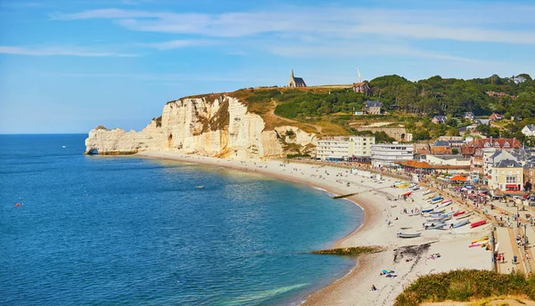 Pintoresco paisaje panorámico de acantilados de tiza blanca y arcos naturales de Etretat —  Fotos de Stock