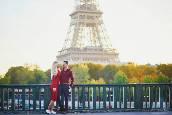 Casal romântico apaixonado perto da torre Eiffel — Fotografia de Stock