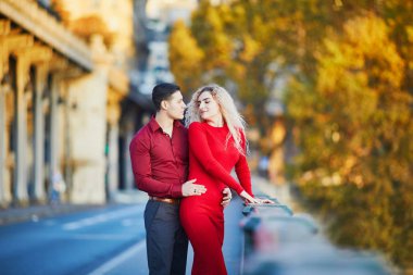 Paris'te Bir-Hakeim köprüsünde romantik çift, Fransa