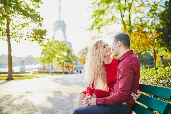 Romantický pár v lásce na Eiffelovu věž — Stock fotografie