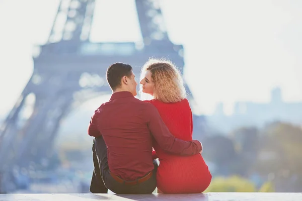 에펠 탑 근처 사랑에 낭만적인 커플 — 스톡 사진