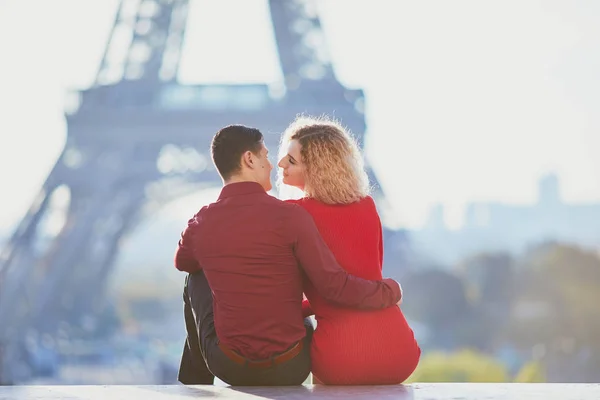 Romantic couple in love near the Eiffel tower — Stock Photo, Image