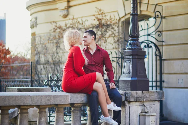 Романтическая пара, целующаяся на парижской улице — стоковое фото