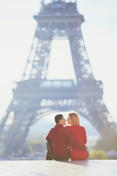 Casal romântico apaixonado perto da torre Eiffel — Fotografia de Stock