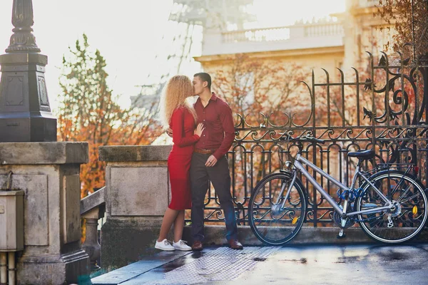 Couple romantique amoureux près de la tour Eiffel — Photo