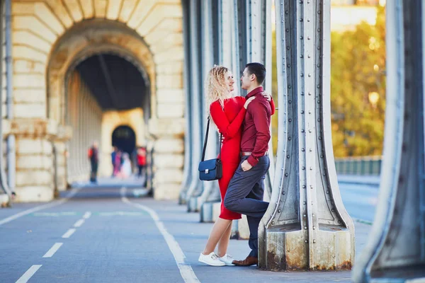 Pareja romántica caminando por el puente Bir-Hakeim en París, Francia — Foto de Stock