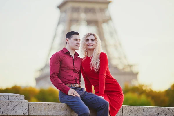 Couple romantique amoureux près de la tour Eiffel — Photo
