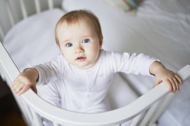 Co-sleeper beşik sevimli bebek kız