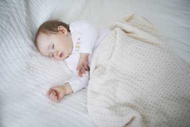 Örgü battaniye altında beşik te uyuyan sevimli kız bebek