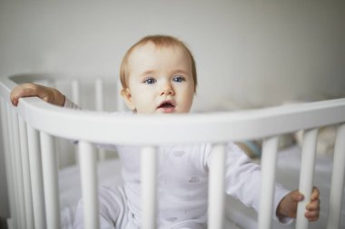 Co-sleeper beşik sevimli bebek kız