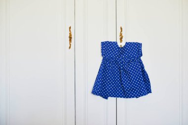 Askıda güzel mavi yürümeye başlayan kız elbise,