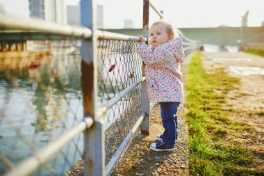 Parkta metal çityanında duran bir yaşındaki kız