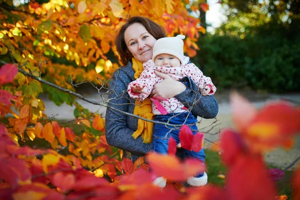 Mulher e bebê menina ao ar livre no parque — Fotografia de Stock