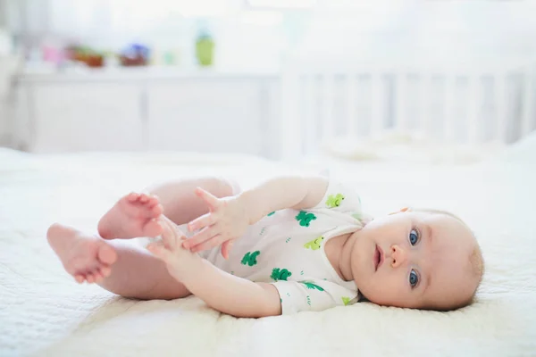 Linda niña acostada sobre su espalda — Foto de Stock