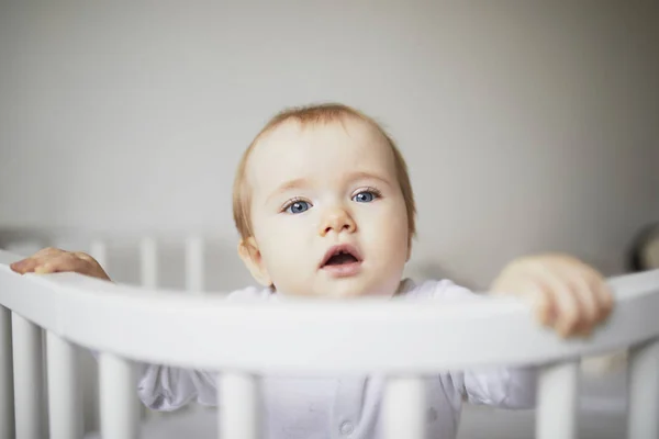 Bedårande Baby flicka i Co-Sleeper spjälsäng — Stockfoto