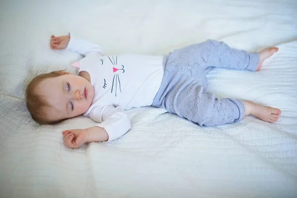 Bayi perempuan cantik tidur di tempat tidur bayi — Stok Foto
