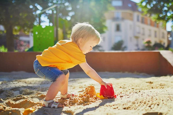 Menina se divertindo no playground na areia — Fotografia de Stock