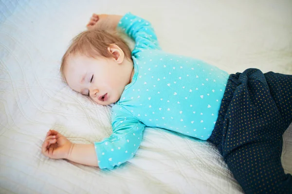 Очаровательная малышка спит в кроватке — стоковое фото