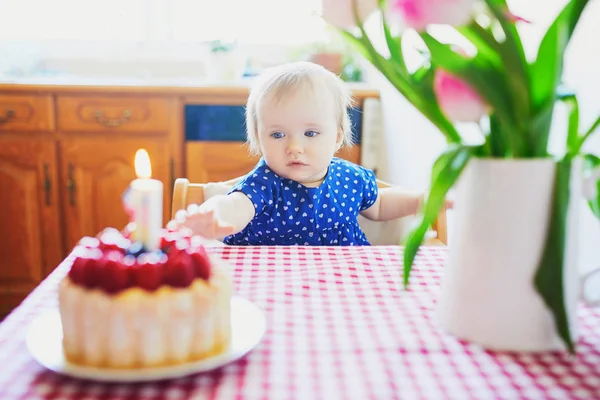 Lycklig Baby flicka i blå klänning firar sin första födelsedag — Stockfoto