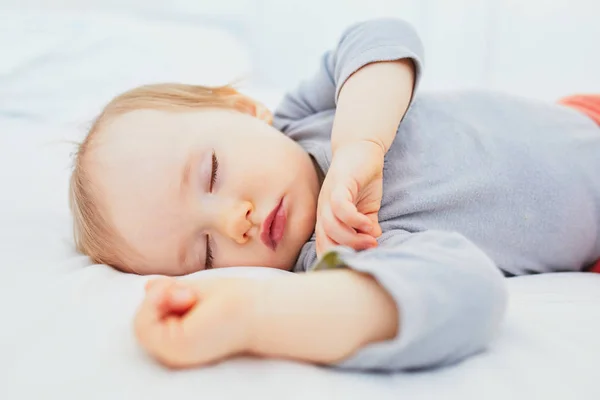 Adorable niña durmiendo en la cuna — Foto de Stock