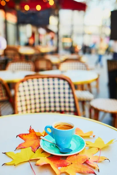 Tasse de café sur une table de café extérieur traditionnel à Paris — Photo
