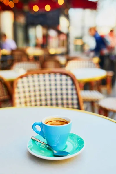 Kopje verse hete espresso koffie op tafel van traditioneel Parijse openluchtcafé in Parijs — Stockfoto