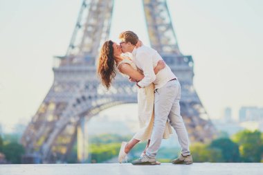 Paris'te mutlu romantik çift, Eyfel kulesi yakınında