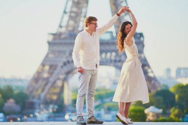 Paris'te mutlu romantik çift, Eyfel kulesi yakınında
