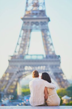 Paris'te mutlu romantik çift, Eyfel kulesi yakınında