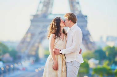 Paris'te mutlu romantik çift, Eyfel kulesi yakınında