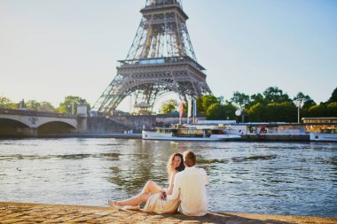 Paris'te mutlu romantik çift, Eyfel kulesi yakınında