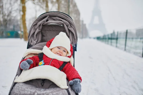 Kleines Kind genießt den ersten Schnee — Stockfoto