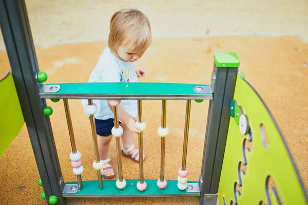 Urocza maluch dziewczyna bawiąc się na placu zabaw — Zdjęcie stockowe