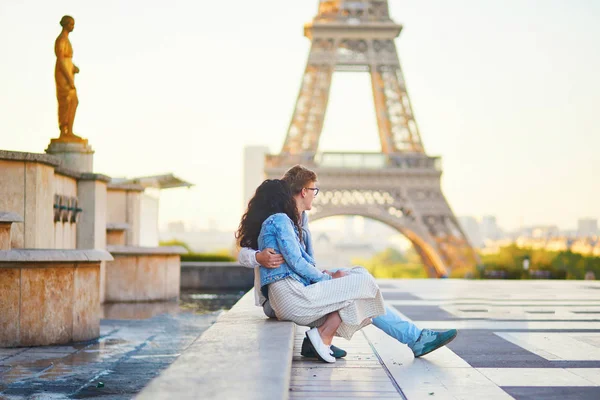 Lyckligt romantiskt par i Paris, nära Eiffeltornet — Stockfoto